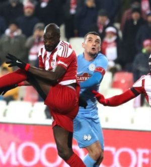 Lider Sivasspor kendi evinde Çaykur Rizespor’a  takıldı