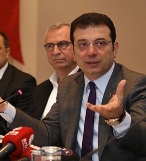 Ekrem İmamoğlu’nun küfür ettiğini savunan AK Partililer salonu terketti