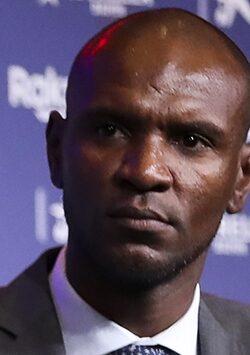 Barcelona  Eric Abidal’ın, görevine son verildiğini açıkladı