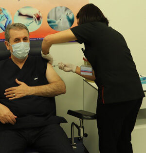 BBP Lideri Mustafa Destici koronavirüs aşısını yaptırdı